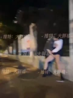 【11.25惊天大瓜】芭比Q了！女孩喝多被路人当街玩B，路边不停有路人和电动车经过~