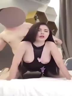 约炮丰乳骚美女这个后入时按着头的手势看着眼熟吧