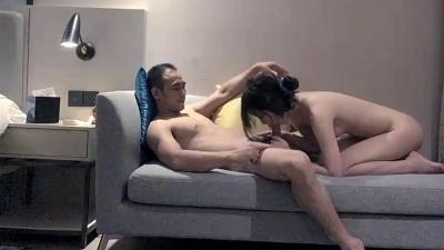 中年大叔邂逅年轻白嫩妹子，温柔配合 封面