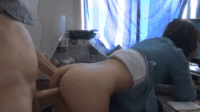 电脑桌前与男友亲密互动影片封面
