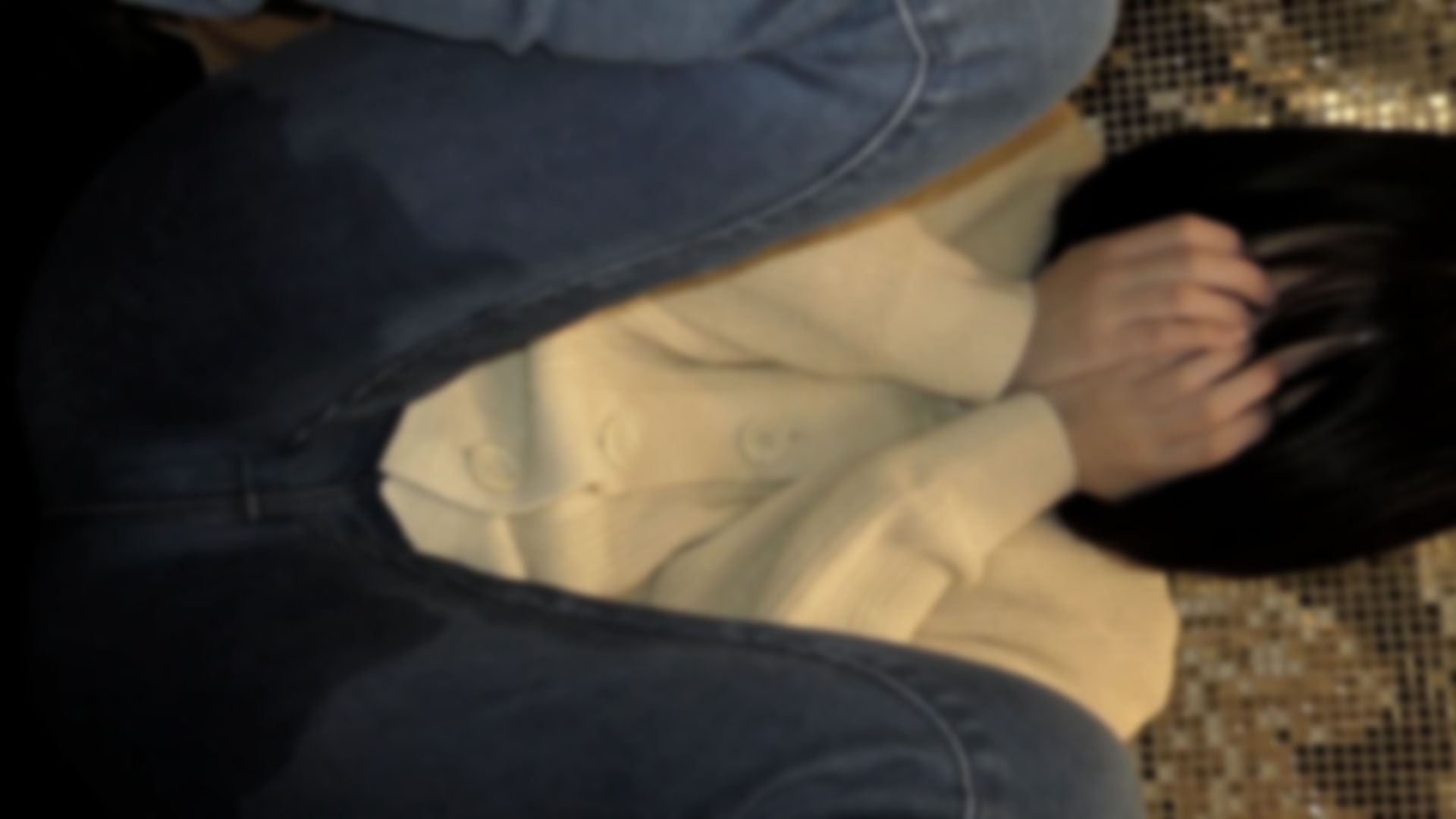FC2-4210492の原因になった1つの動画みおちゃん公然で我慢できずに大量潮吹き2回目の挿入に悶